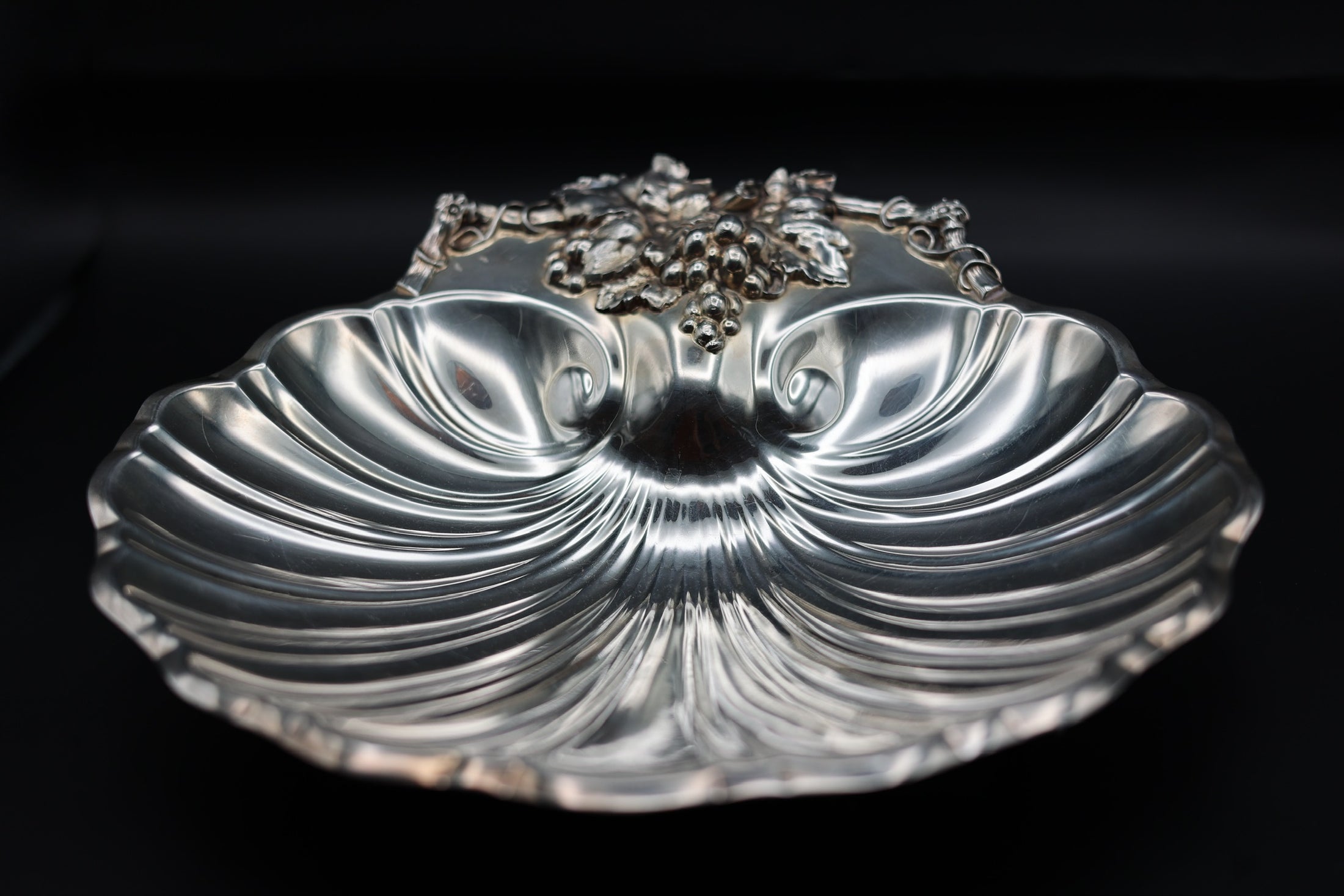 Reed & Barton Silver Plated Shell Server With Grape Details And Feet