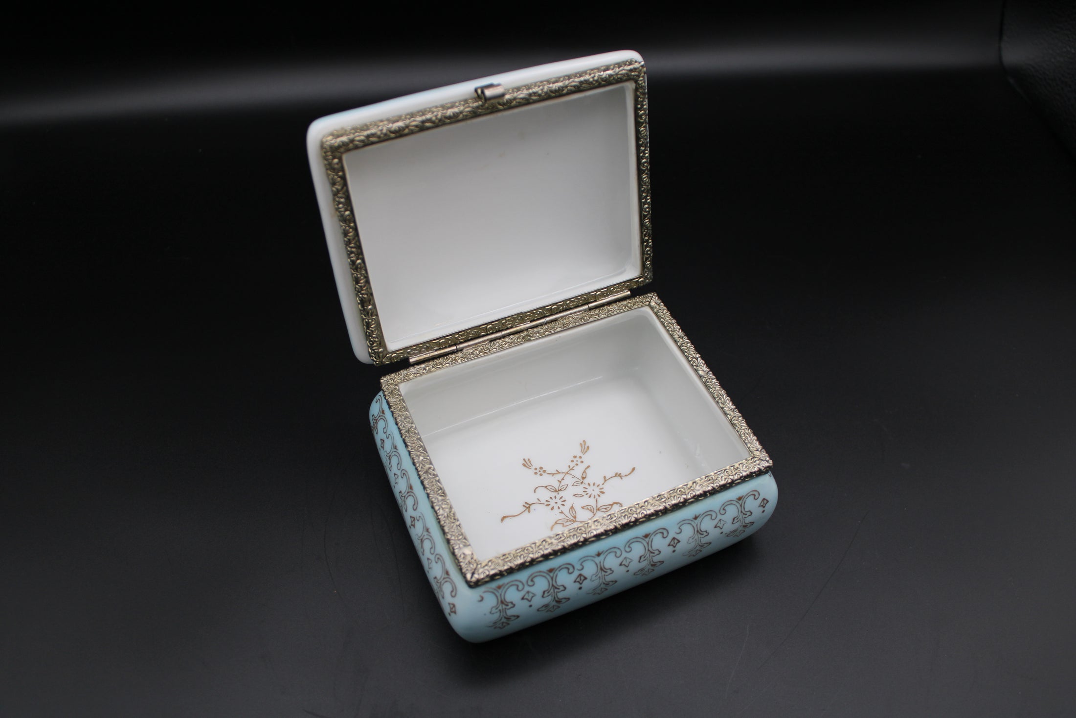 Japanese Blue Porcelain Trinket Box With Courting Scene