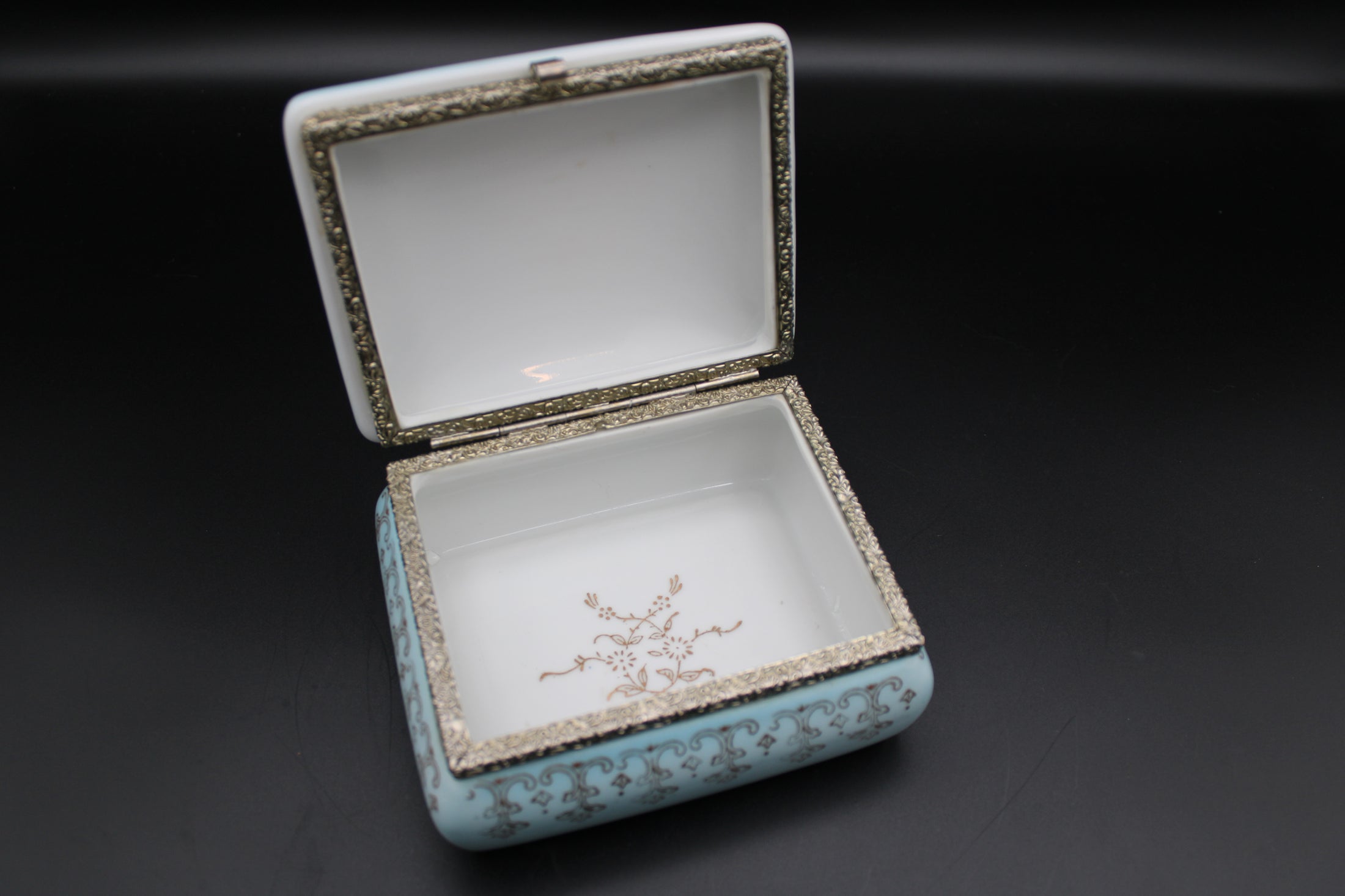 Japanese Blue Porcelain Trinket Box With Courting Scene